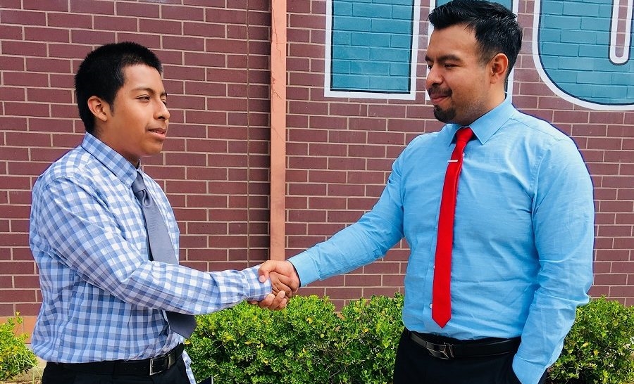 Jeffrey Aparicio shaking hands with another student